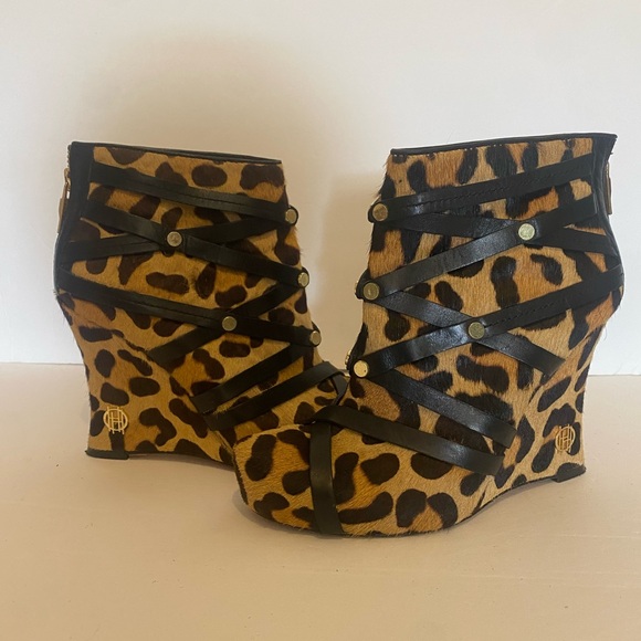 House of Harlow 1960 Leopard Print Wedges with Black Straps - Picture 1 of 11